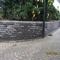 Mauer aus Kunststeinen